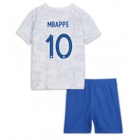 Frankrig Kylian Mbappe #10 Udebanesæt Børn VM 2022 Kortærmet (+ Korte bukser)